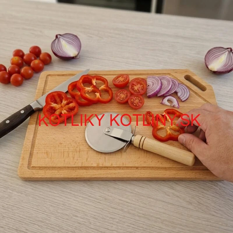 Drevená doska na krájanie 40×25 cm s drážkou na šťavu